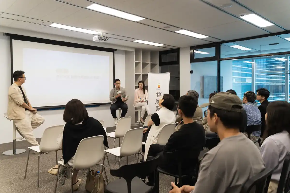 由 Google Cloud 業務總監 Helen Wei、RevtelTech 創辦人暨執行長 Revtel Tech，以及iCHEF 共同創辦人暨行銷長 Ken Chen 三人對談，一起來和與會嘉賓分享，三方共同啟動的 AI 連鎖餐廳經理